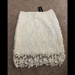 White crocheted like lace mini skirt, NWT, size 8
